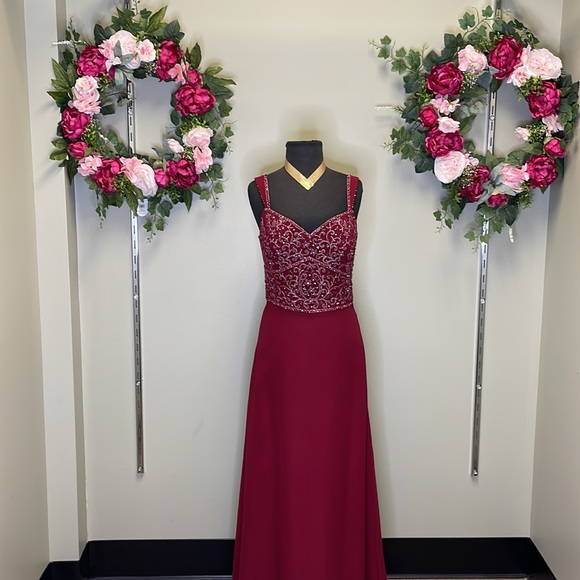 A gorgeous maroon Cameron Bloke by Mon Cheri in size 10 is up for grabs! - Picture 2 of 6